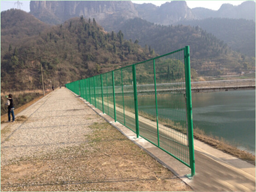 河道兩側(cè)隔離網(wǎng)
