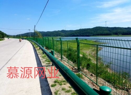 高速公路常用隔離網(wǎng)：公路隔離網(wǎng)、防炫目網(wǎng)、護欄板